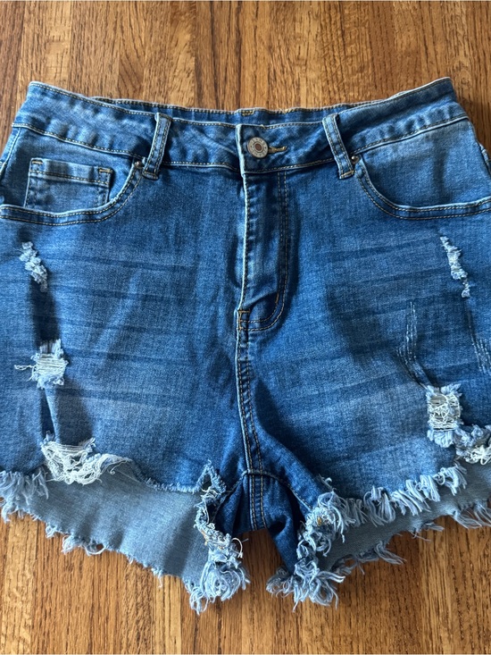 Pants - Distressed Frayed Hem Denim Shorts – Medium (Stretchy & Curvy Fit!)